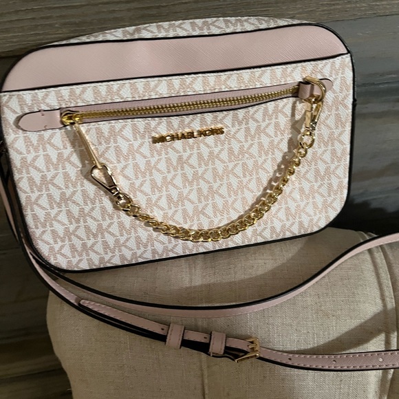 Michael Kors Handbags - NWOT Micheal Kors, crossbody bag